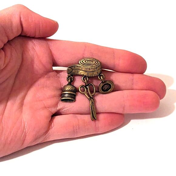 Vintage Bronze Seamstress Sewing Dangle Thimble Button Scissors Charm Brooch - Picture 2 of 3